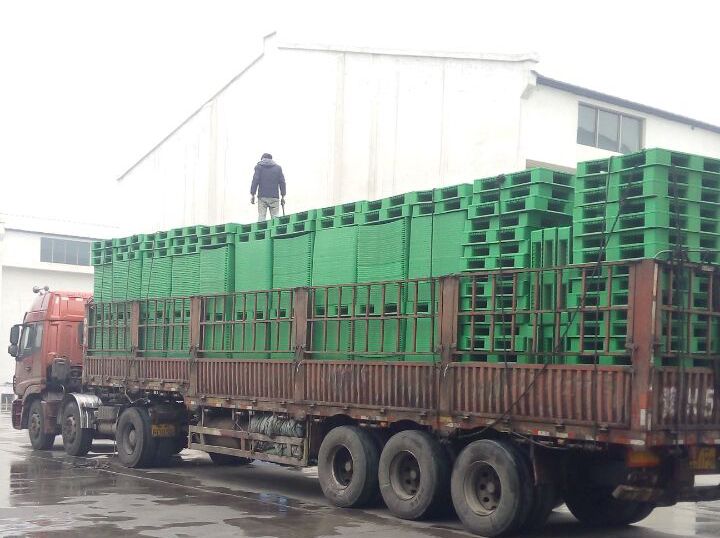 冒雨裝車(chē)，綠色托盤(pán)墊板裝車(chē)發(fā)走